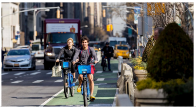 自転車専用レーンを走るCitiBike（ニューヨーク市HP掲載資料）